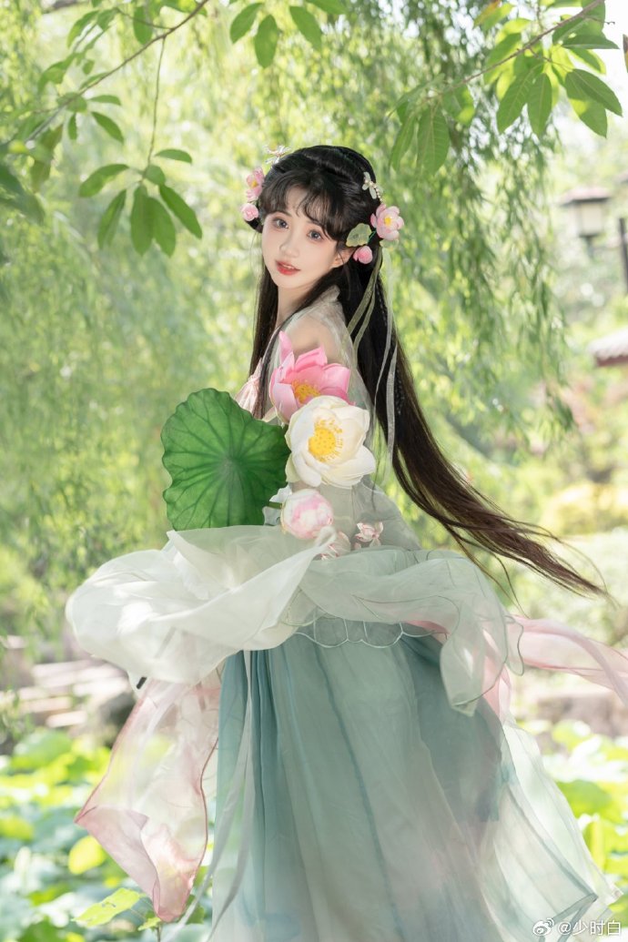 成都约拍超话## “风来摇呀摇，笑弯一池星 ”出镜:@-绮罗生的小苏苏- ​ 预览 6