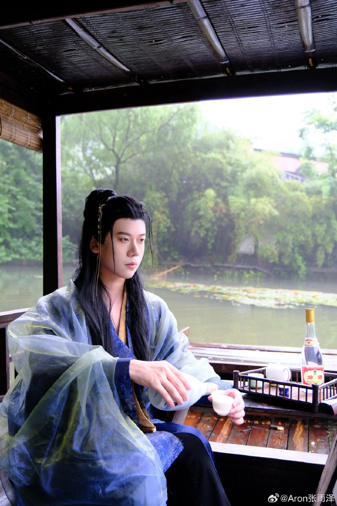 西湖边惊现绝美汉服旅拍圣地！氛围感拉满 在西湖边发现一家神仙旅拍店——山一半精致