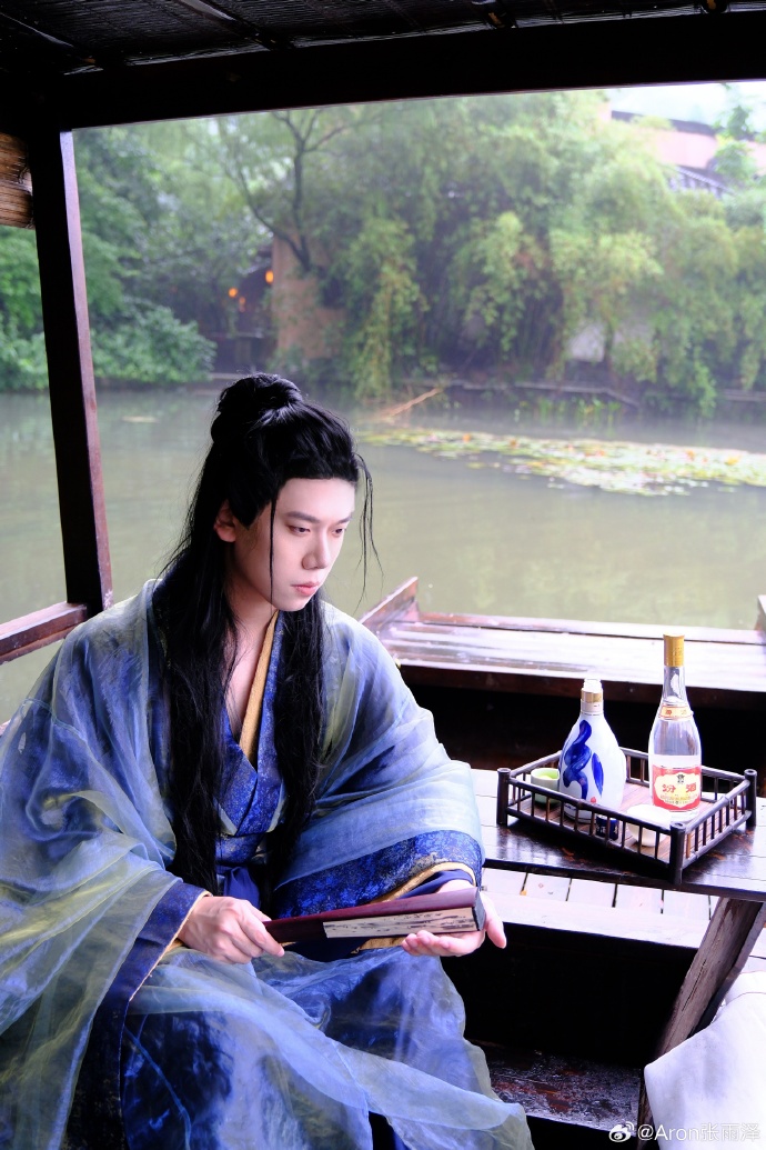 西湖边惊现绝美汉服旅拍圣地！氛围感拉满 在西湖边发现一家神仙旅拍店——山一半精致 预览 2