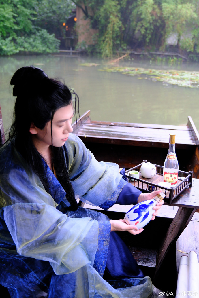 西湖边惊现绝美汉服旅拍圣地！氛围感拉满 在西湖边发现一家神仙旅拍店——山一半精致 预览 3