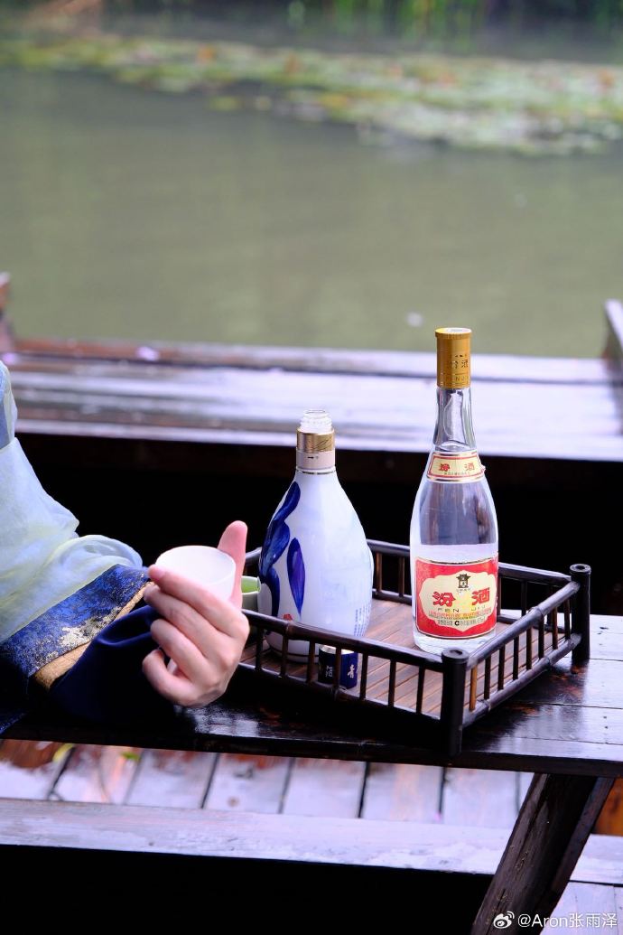 西湖边惊现绝美汉服旅拍圣地！氛围感拉满 在西湖边发现一家神仙旅拍店——山一半精致 预览 6