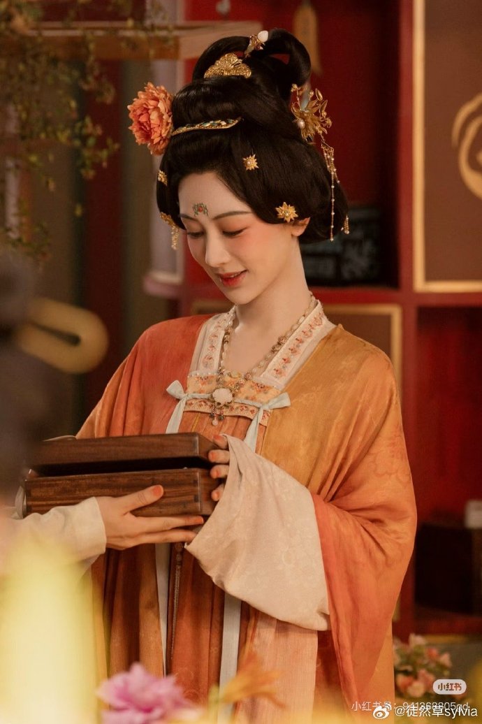 我想拍的和写真馆发给我的 国色vs妖风## ​ 预览 1