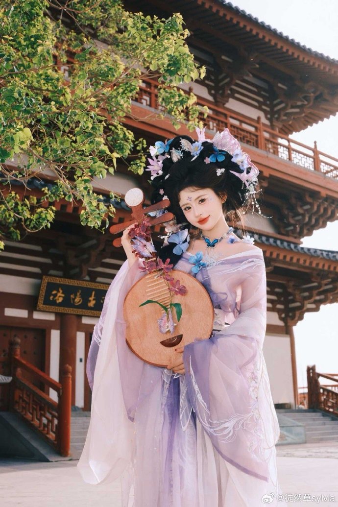 我想拍的和写真馆发给我的 国色vs妖风## ​ 预览 3