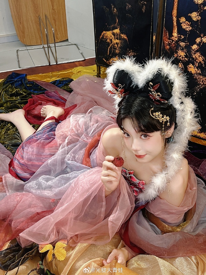 陛下的意思是，本宫的荔枝不甜？蛙蛙第一次拍汉服写真啦！嘿嘿~以前总觉得自己不适合 预览 1