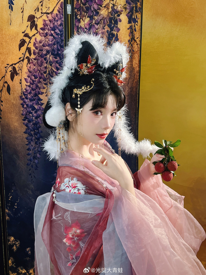 陛下的意思是，本宫的荔枝不甜？蛙蛙第一次拍汉服写真啦！嘿嘿~以前总觉得自己不适合 预览 3