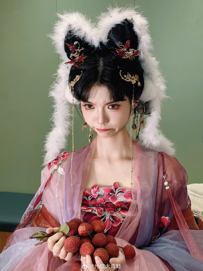 陛下的意思是，本宫的荔枝不甜？蛙蛙第一次拍汉服写真啦！嘿嘿~以前总觉得自己不适合 预览 5