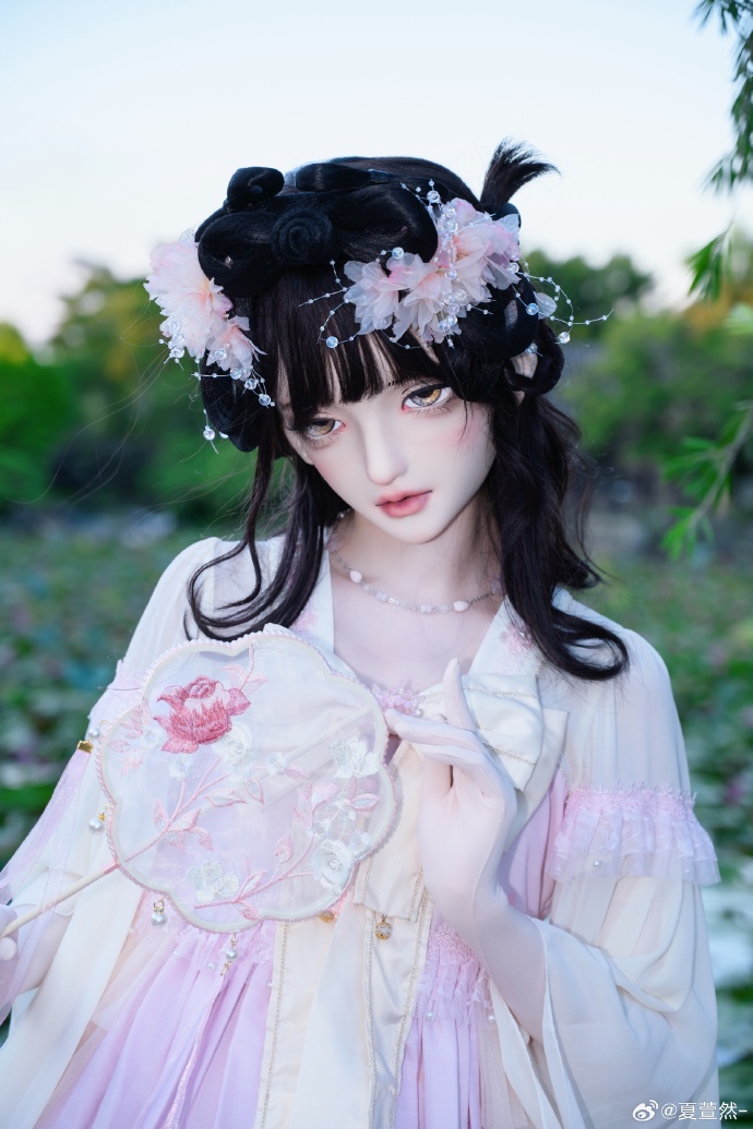 “小扇引微凉，悠悠夏日长🌿”-📷杰🎭@BEADOLL偶形记 👗吸吸猫 花梦鸾我的