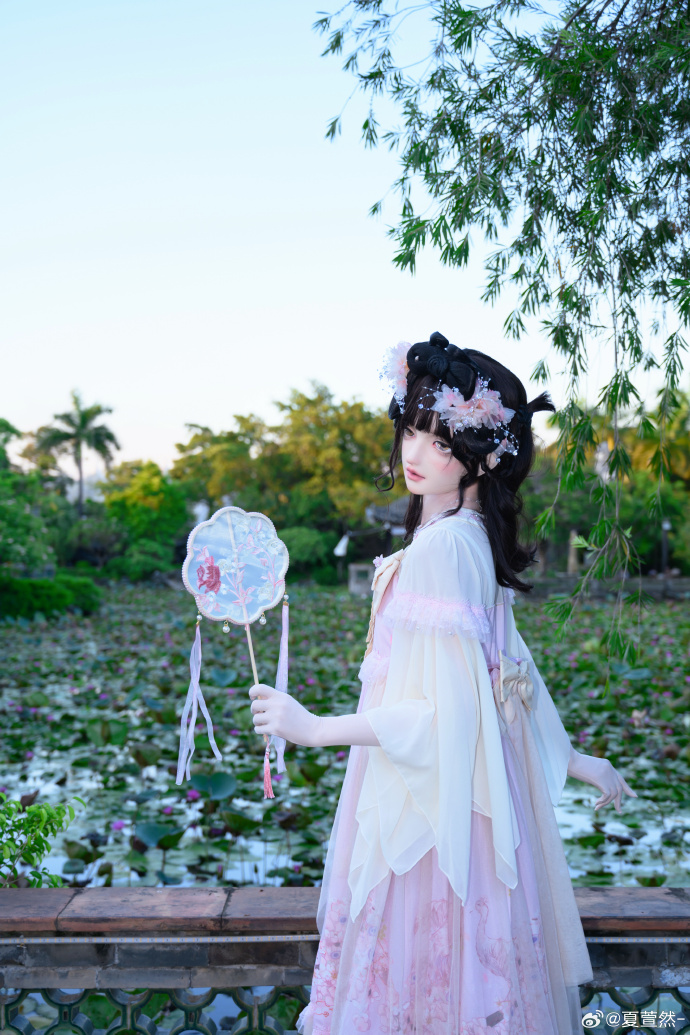 “小扇引微凉，悠悠夏日长🌿”-📷杰🎭@BEADOLL偶形记 👗吸吸猫 花梦鸾我的 预览 6