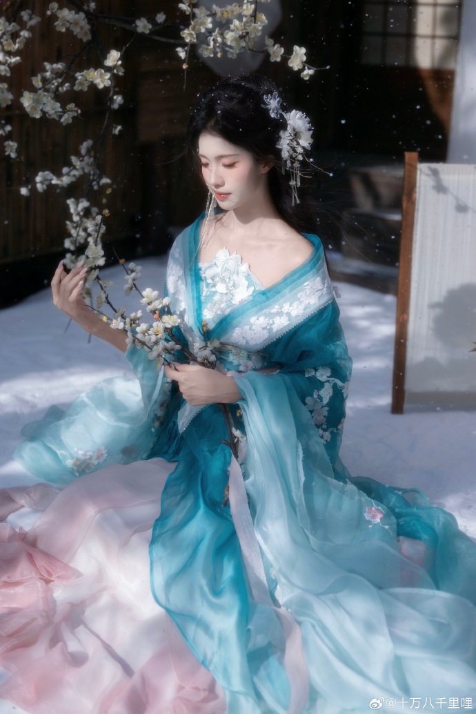 雪落下的声音 十里呐超话### 📷亦晚洲 💄婷婷不吃西红柿🍅 ​ 预览 2