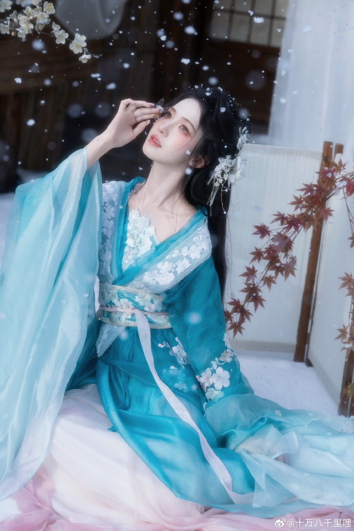 雪落下的声音 十里呐超话### 📷亦晚洲 💄婷婷不吃西红柿🍅 ​ 预览 4
