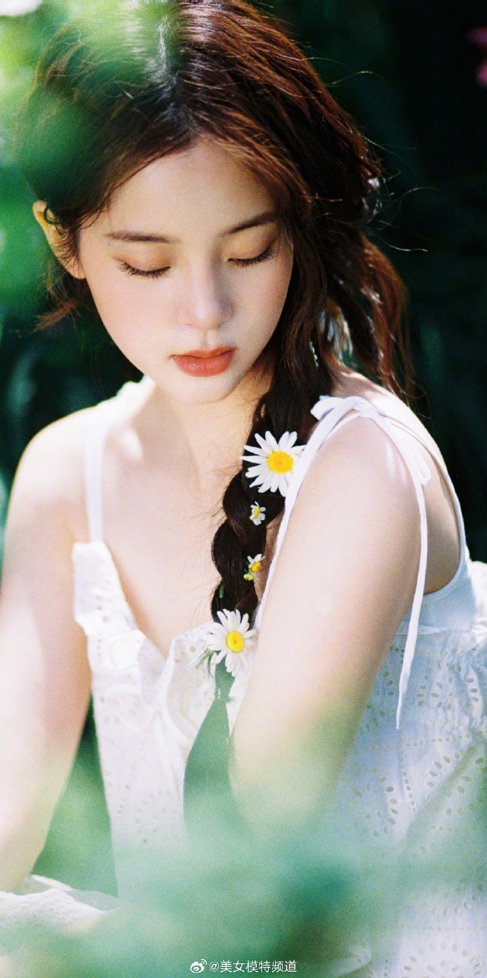 欧阳娜娜白色吊带裙私服写真 ​ 预览 3