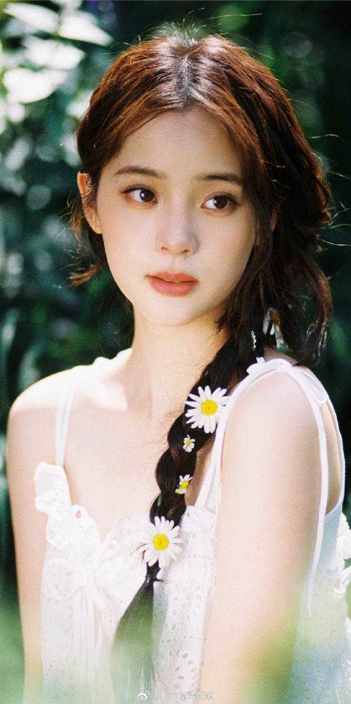 欧阳娜娜白色吊带裙私服写真 ​ 预览 4
