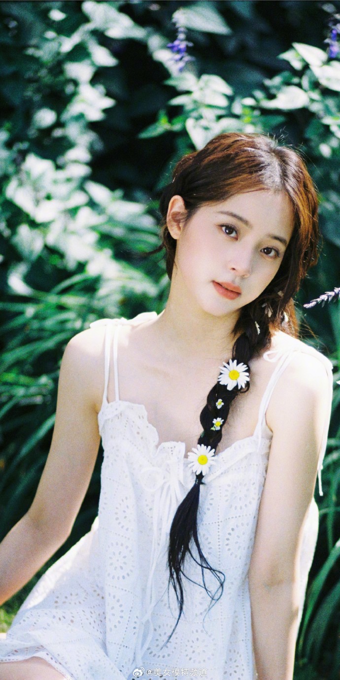 欧阳娜娜白色吊带裙私服写真 ​ 预览 5