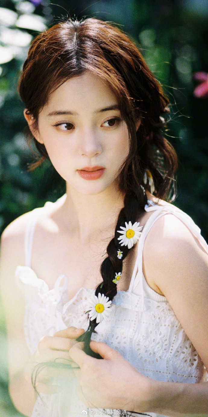 欧阳娜娜白色吊带裙私服写真 ​ 预览 6