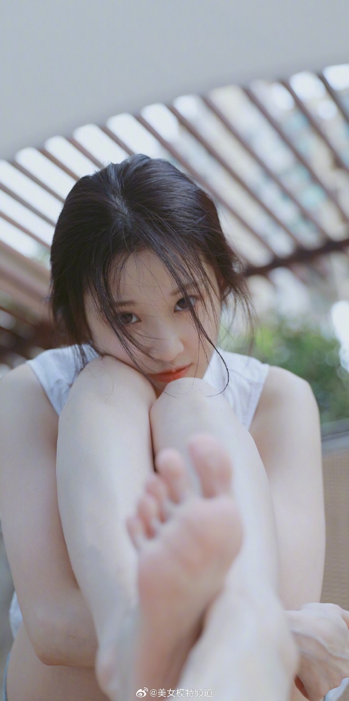 张慧雯美腿私服写真 ​ 预览 1