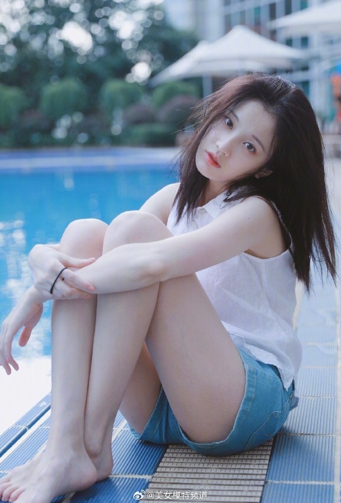 张慧雯美腿私服写真 ​ 预览 3