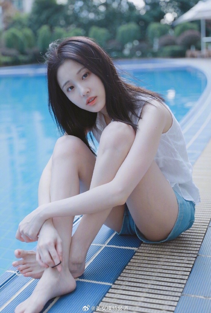 张慧雯美腿私服写真 ​ 预览 4