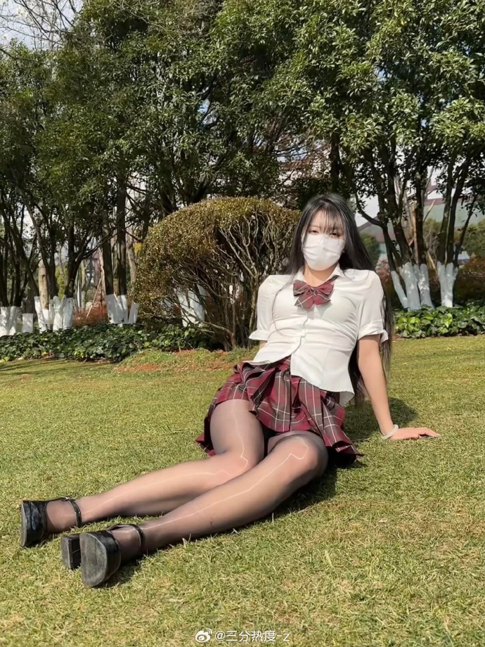 草坪上的jk少女## ​ 预览 3