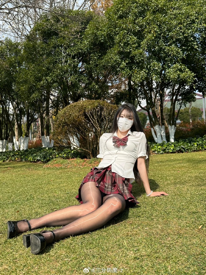 草坪上的jk少女## ​ 预览 4
