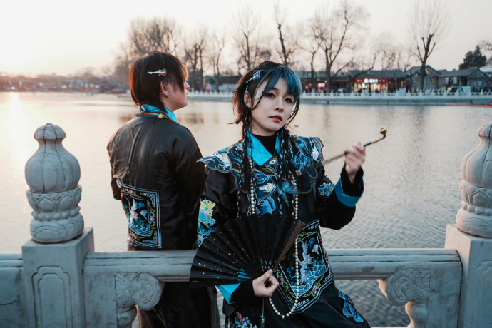 今天我连着开了5个小时的会后，把自己拎到了什刹海边，等待蓝调时刻，随后，开启了我 预览 1