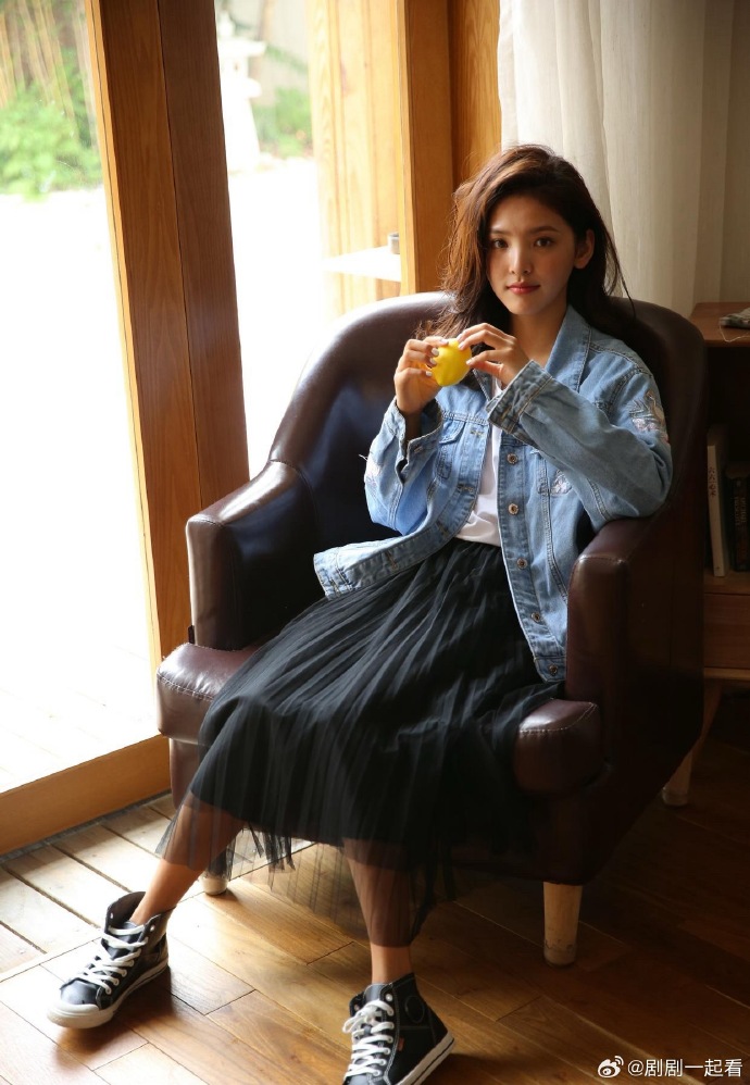 章若楠 早期青涩私服写真 ​ 预览 1