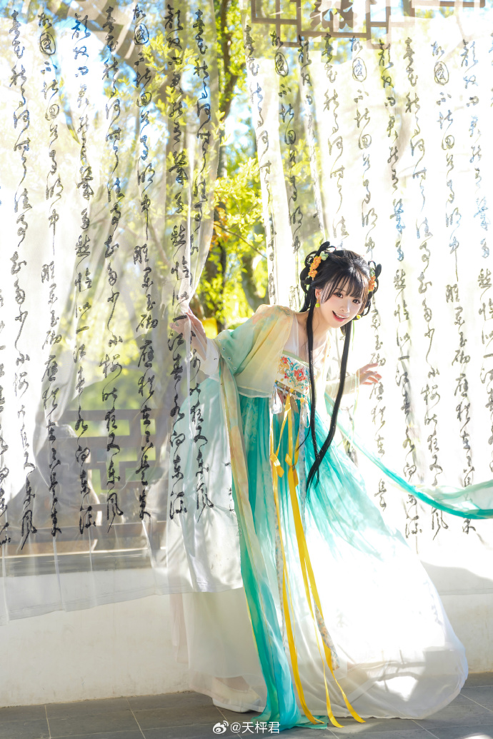 存存这套汉服～贤哥的汉服太好看了，还有绝佳晴天非常满意出镜：@贤儿sherry  预览 1