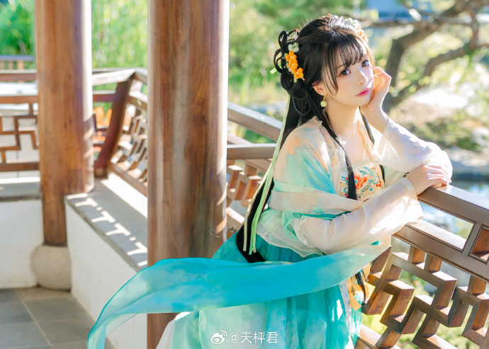 存存这套汉服～贤哥的汉服太好看了，还有绝佳晴天非常满意出镜：@贤儿sherry  预览 5