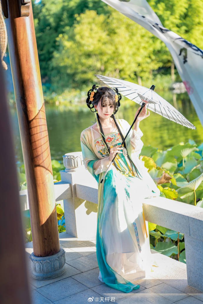 存存这套汉服～贤哥的汉服太好看了，还有绝佳晴天非常满意出镜：@贤儿sherry  预览 6