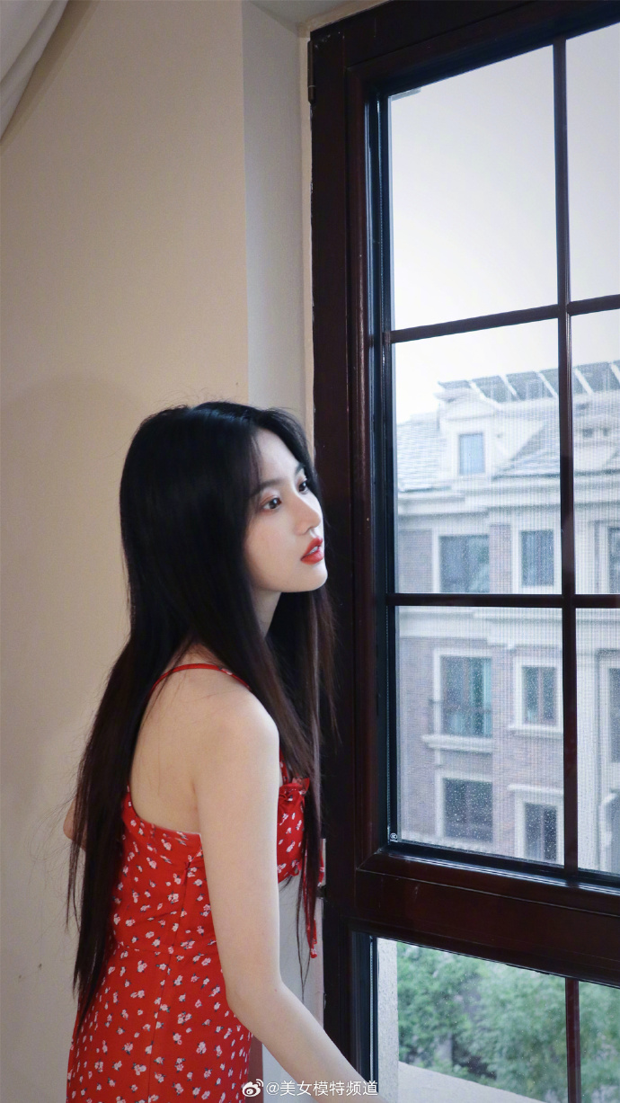 张慧雯甜美碎花裙私服写真 ​