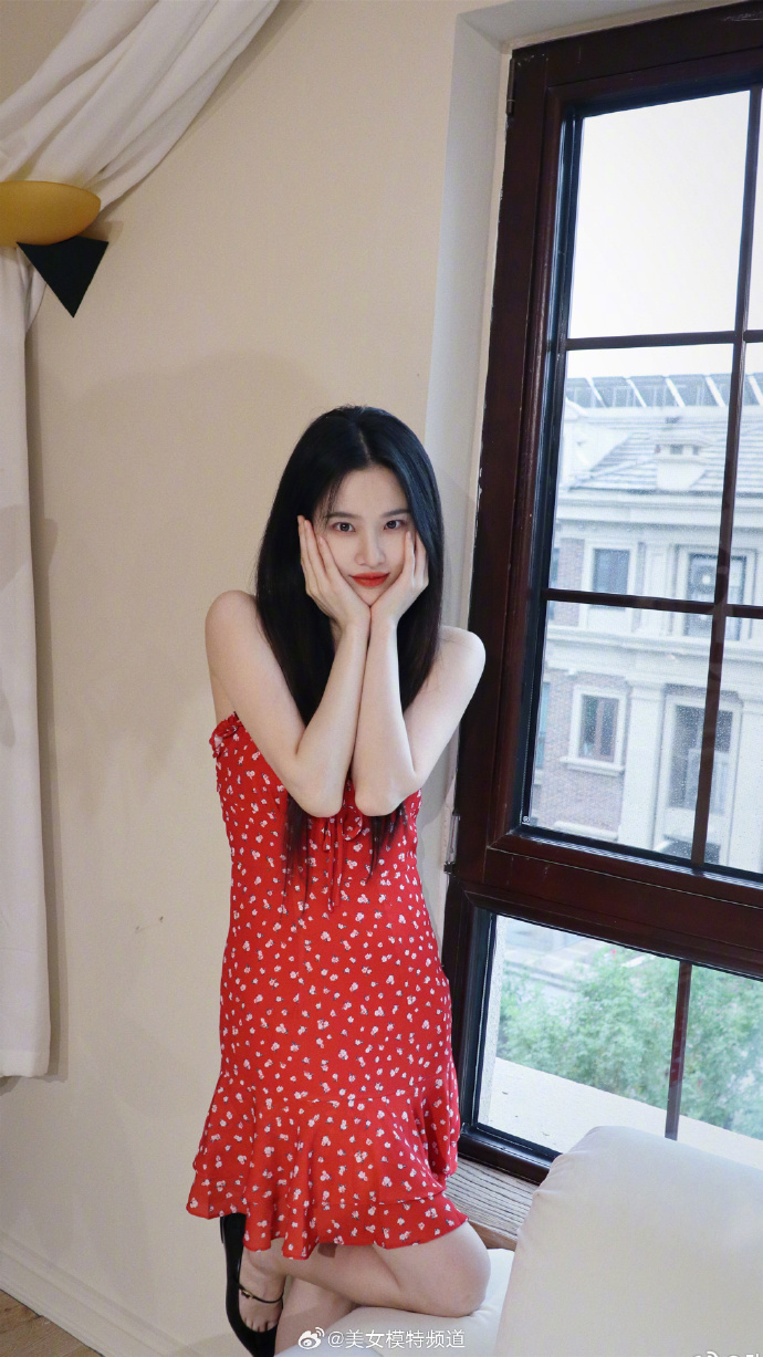 张慧雯甜美碎花裙私服写真 ​ 预览 3