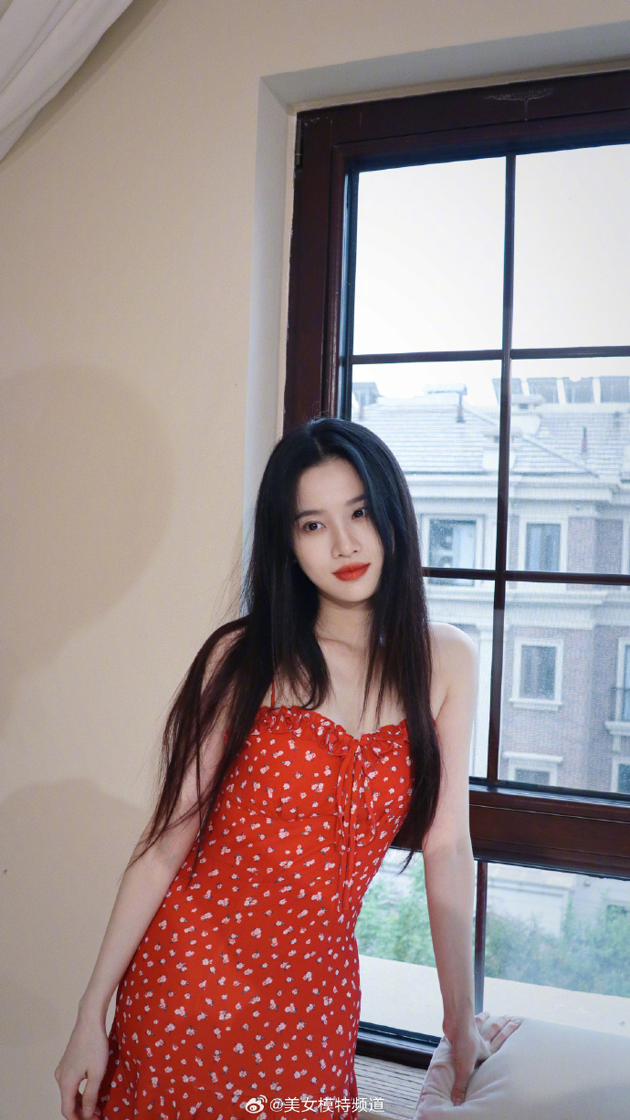 张慧雯甜美碎花裙私服写真 ​ 预览 4
