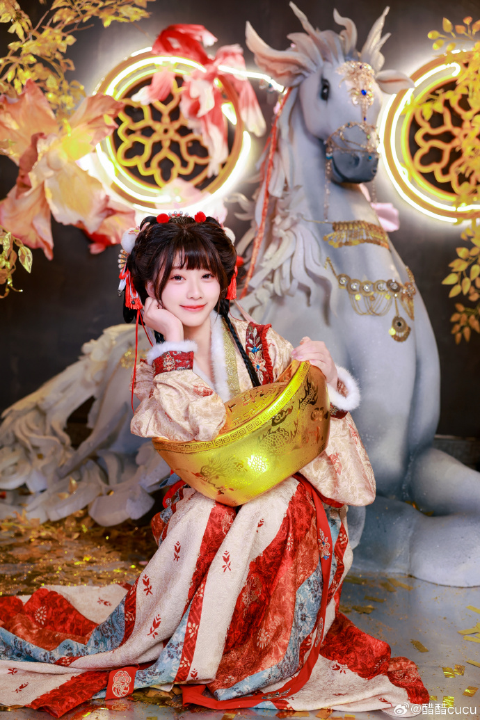 🏮除夕快乐，招财进——你！🏮摄影：@不会拍照的张三丰 灯光：@灰瞳今天该修图了  预览 6