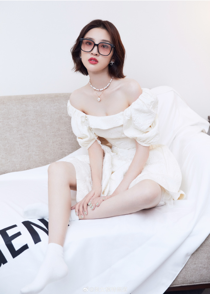 唐艺昕白色纯美私服写真 ​ 预览 5