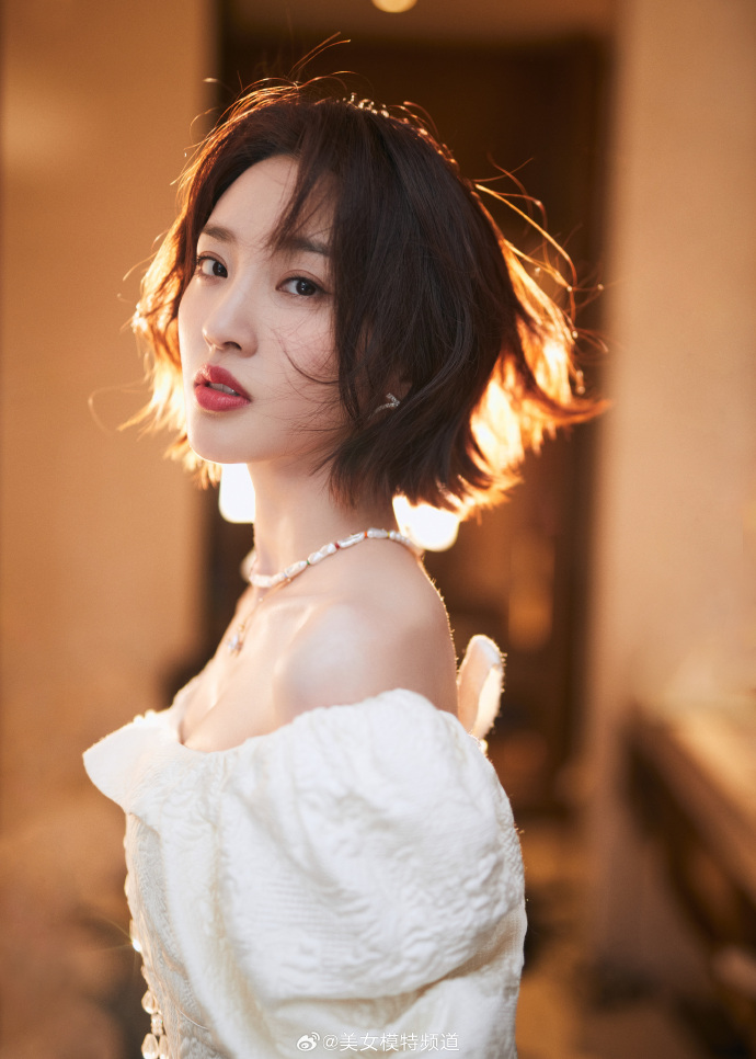 唐艺昕白色纯美私服写真 ​ 预览 6