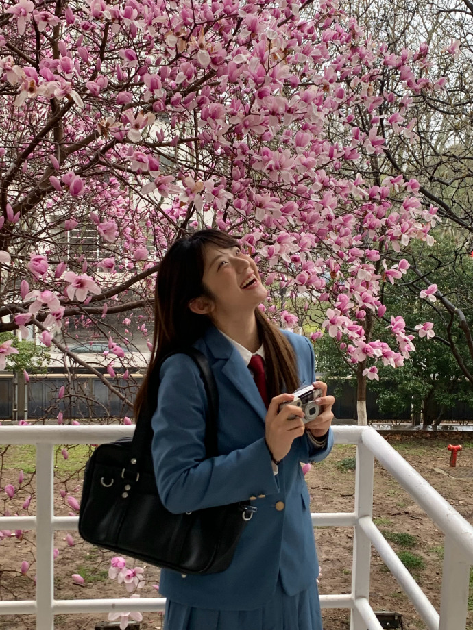 今天又去拍花了，穿上jk制服 回想起去年也是这个时候，不过今年反倒觉得这身不符合 预览 1