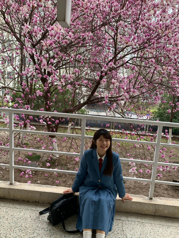 今天又去拍花了，穿上jk制服 回想起去年也是这个时候，不过今年反倒觉得这身不符合 预览 2