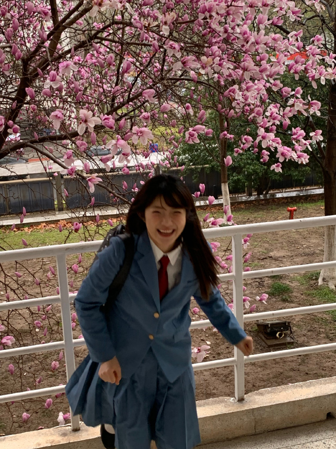 今天又去拍花了，穿上jk制服 回想起去年也是这个时候，不过今年反倒觉得这身不符合 预览 3