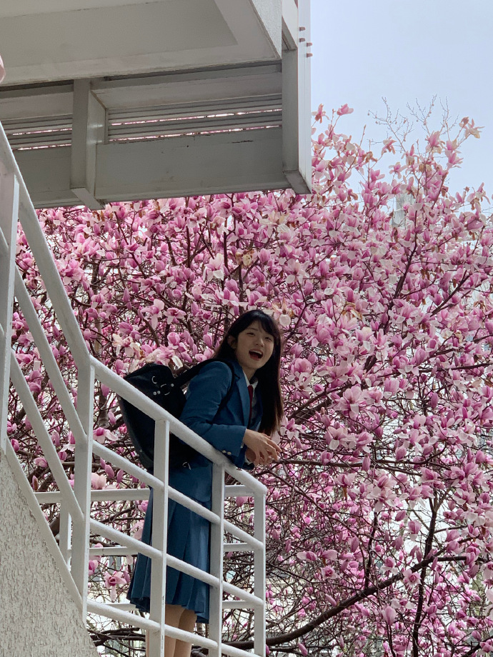 今天又去拍花了，穿上jk制服 回想起去年也是这个时候，不过今年反倒觉得这身不符合 预览 4