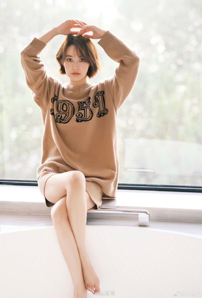 张佳宁私服写真，俏皮光脚丫。张佳宁超话# @热图阁 ​ 预览 1