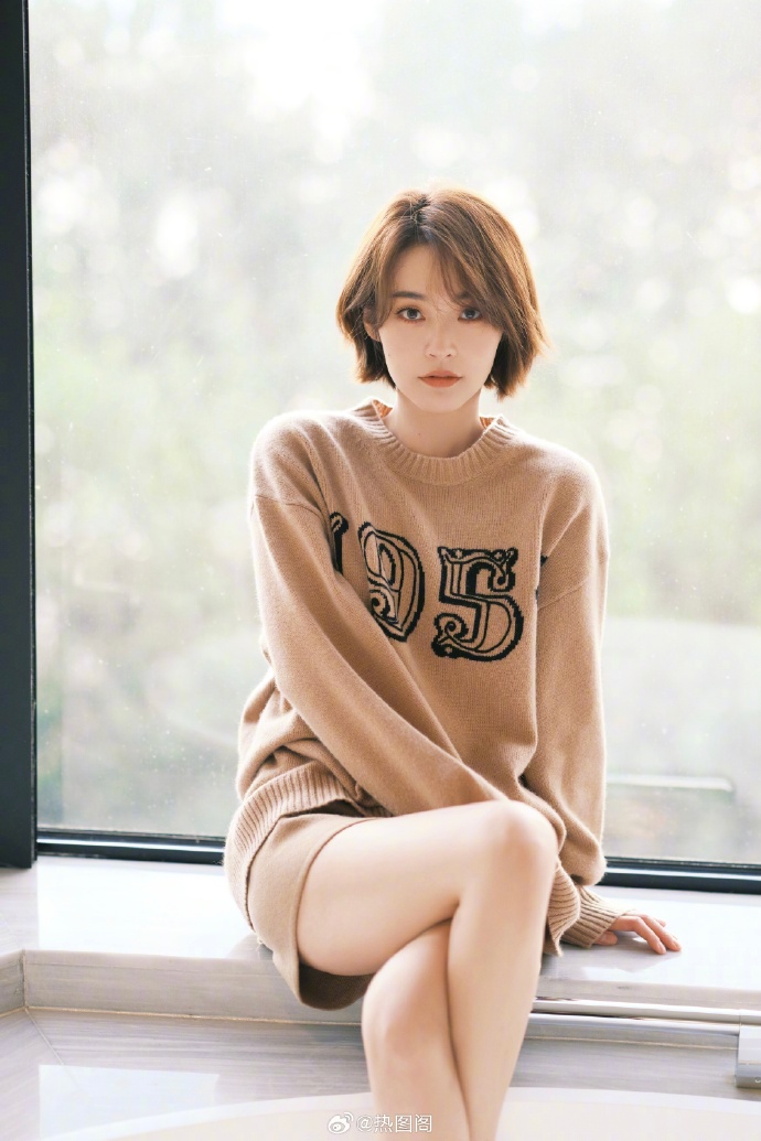 张佳宁私服写真，俏皮光脚丫。张佳宁超话# @热图阁 ​ 预览 2