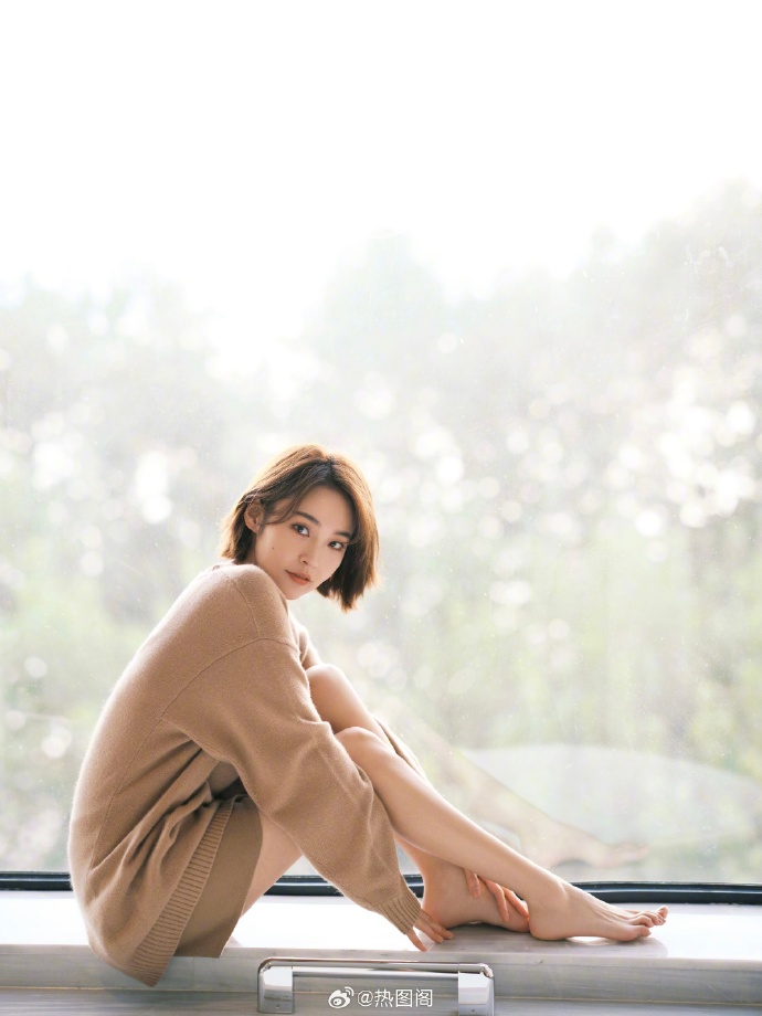 张佳宁私服写真，俏皮光脚丫。张佳宁超话# @热图阁 ​ 预览 4