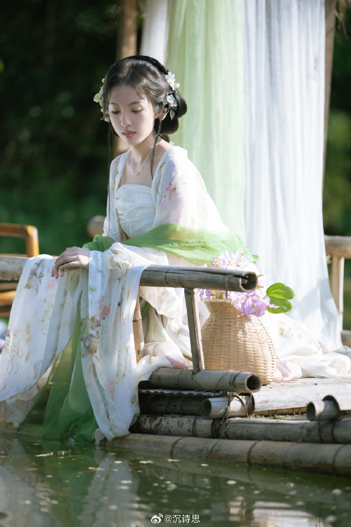 # 一湖春水摇清影，满篮花香染闲情。摄影/后期：@沉诗思 出镜：客妹拍摄地：柳州