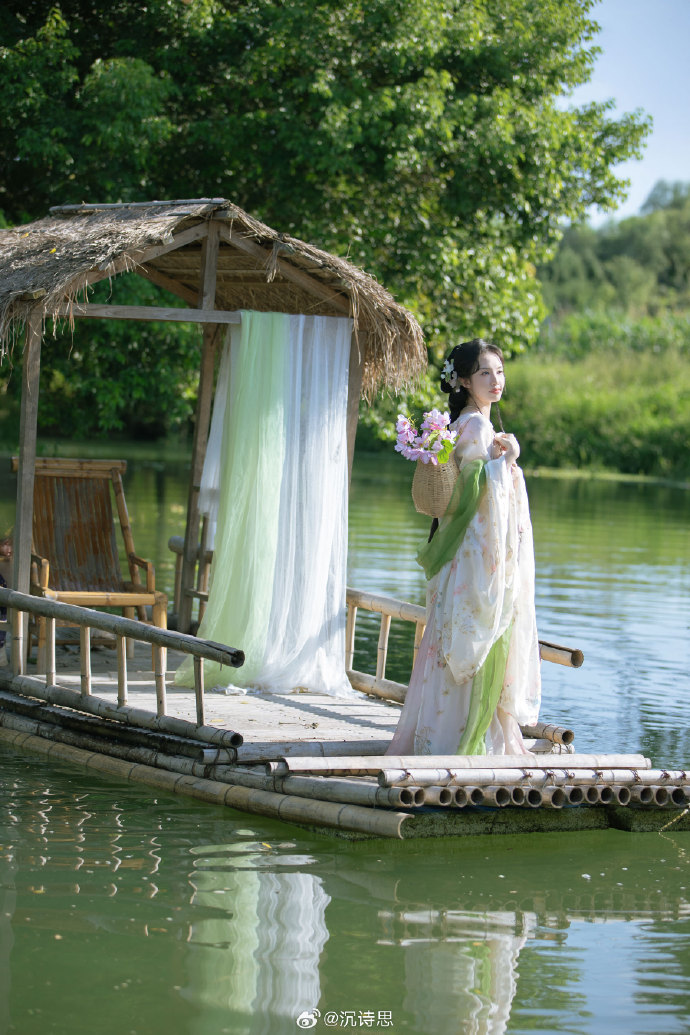 # 一湖春水摇清影，满篮花香染闲情。摄影/后期：@沉诗思 出镜：客妹拍摄地：柳州 预览 2