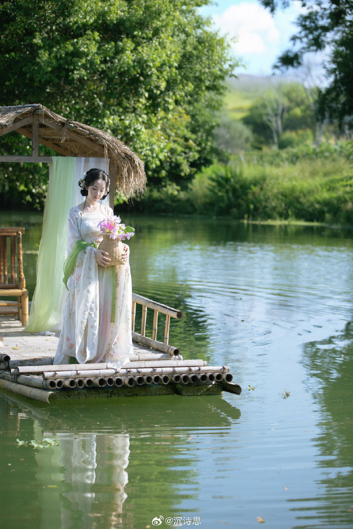 # 一湖春水摇清影，满篮花香染闲情。摄影/后期：@沉诗思 出镜：客妹拍摄地：柳州 预览 3
