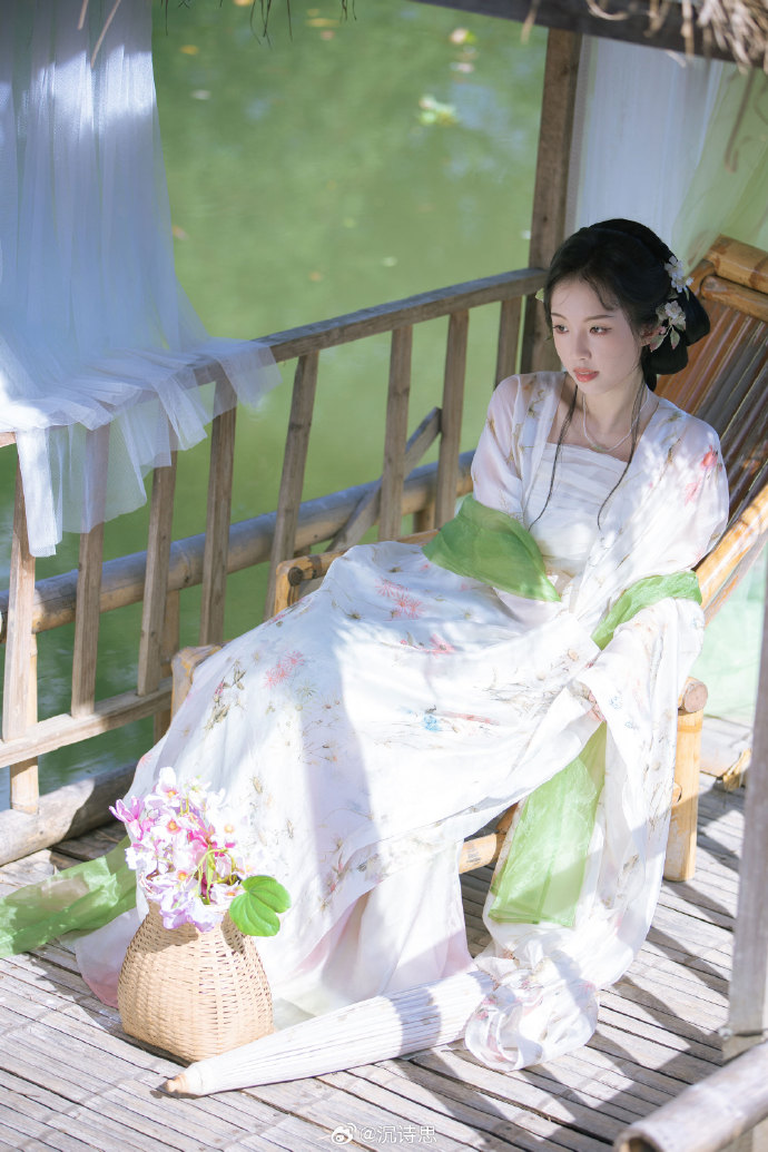 # 一湖春水摇清影，满篮花香染闲情。摄影/后期：@沉诗思 出镜：客妹拍摄地：柳州 预览 4