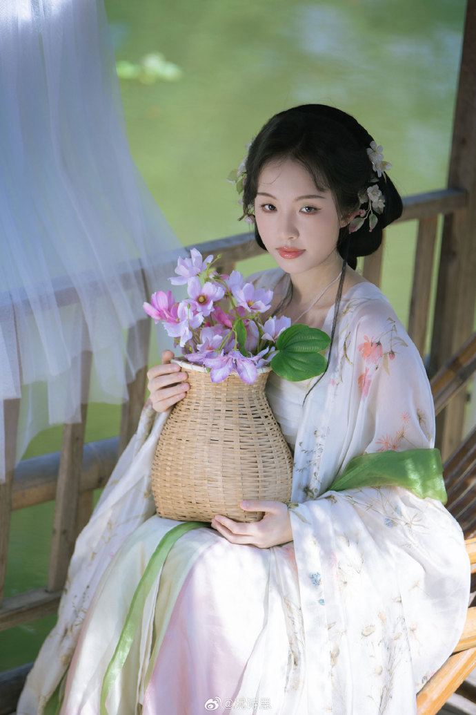 # 一湖春水摇清影，满篮花香染闲情。摄影/后期：@沉诗思 出镜：客妹拍摄地：柳州 预览 5