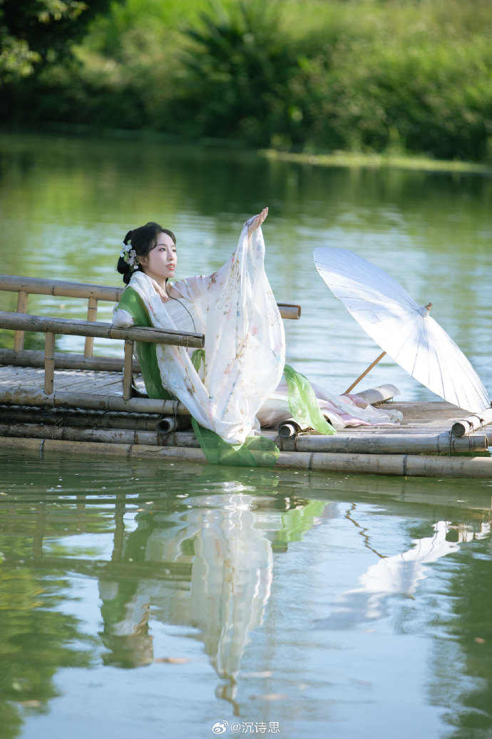 # 一湖春水摇清影，满篮花香染闲情。摄影/后期：@沉诗思 出镜：客妹拍摄地：柳州 预览 6
