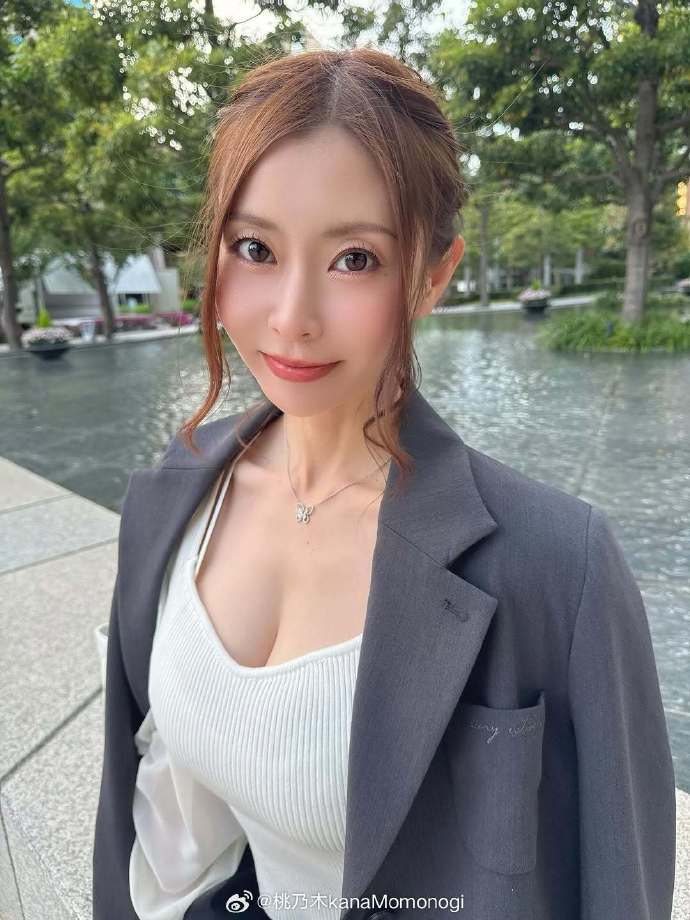 私服写真☺️外套背后的珍珠设计超可爱🩷# ​ 预览 1