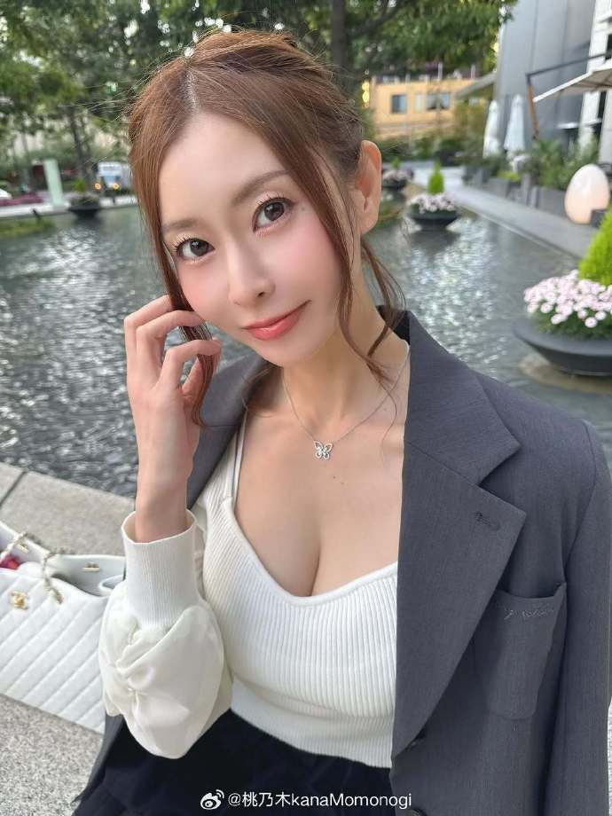 私服写真☺️外套背后的珍珠设计超可爱🩷# ​ 预览 2