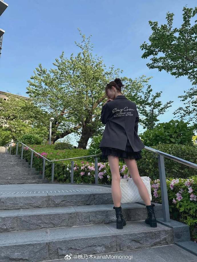 私服写真☺️外套背后的珍珠设计超可爱🩷# ​ 预览 4